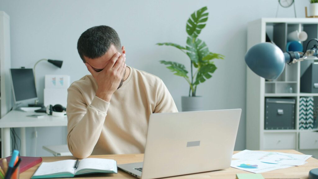 Etudiant frustré attendant une réponse à sa candidature alternance sans réponse