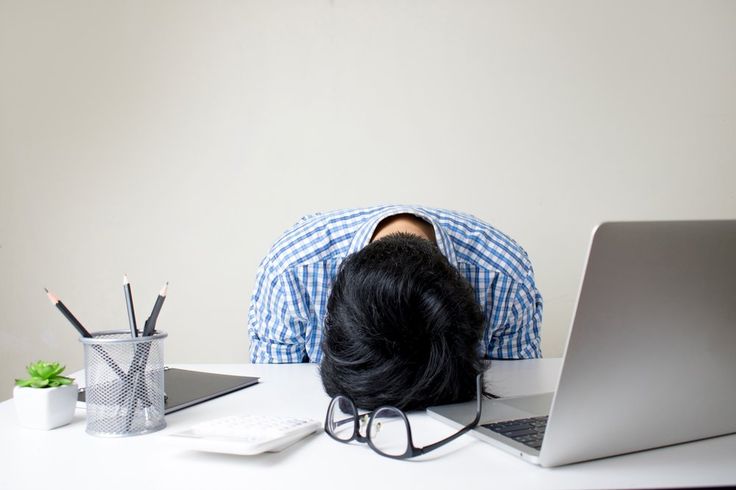 Étudiant stressé consultant son CV en alternance sans réponse des recruteurs