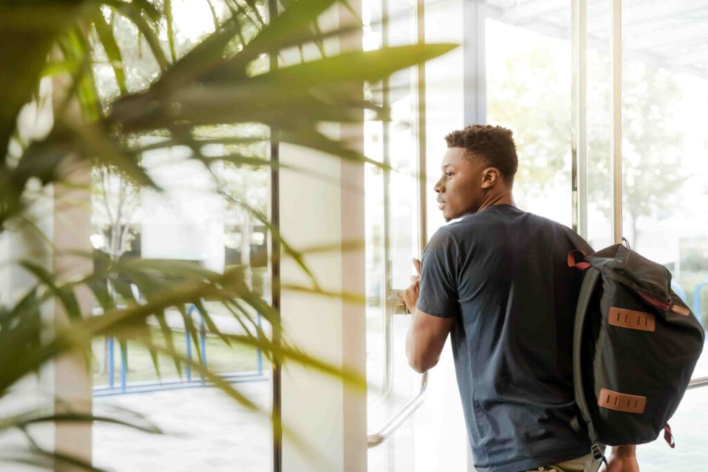Étudiant se présentant directement dans une entreprise pour déposer sa candidature en alternance