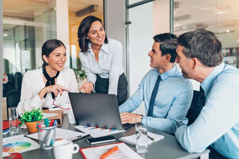 Étudiant relançant une entreprise par mail après une candidature en alternance